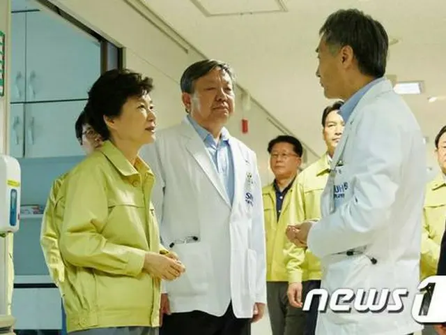 韓国の朴槿恵（パク・クネ）大統領は17日、MERS（中東呼吸器症候群）拡散対応に力を入れている保健福祉部中央MERS管理対策本部を訪問し、関連報告を受け関係者を激励した。