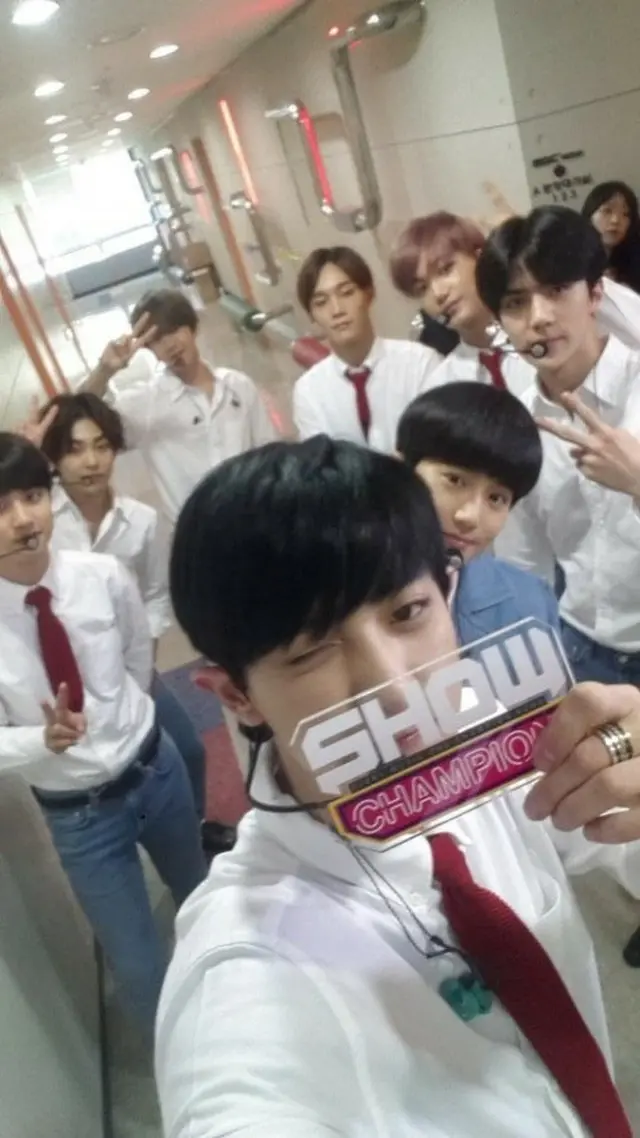 音楽番組「SHOW CHAMPION」での「EXO」のさわやかな団体自分撮り写真が公開された。（提供:news1）