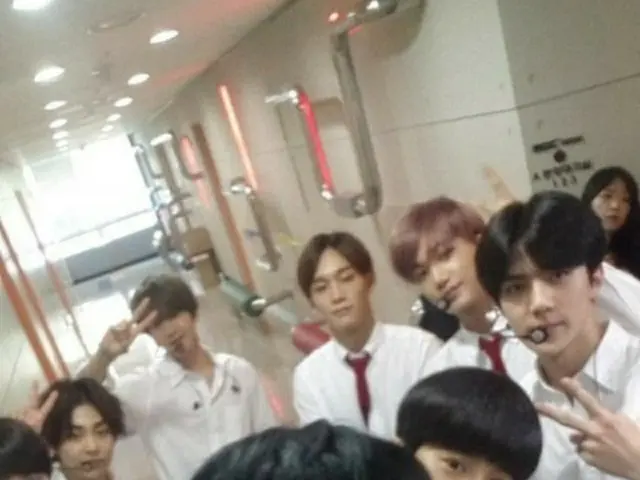音楽番組「SHOW CHAMPION」での「EXO」のさわやかな団体自分撮り写真が公開された。（提供:news1）
