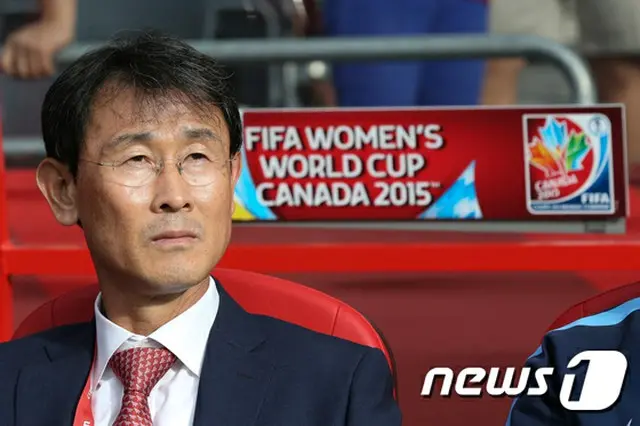 韓国女子サッカー代表チームの史上初となるW杯勝利と決勝トーナメント進出の同時達成に、ユン・ドクヨ監督は誰より先に選手たちへ感謝の言葉をかけた。
