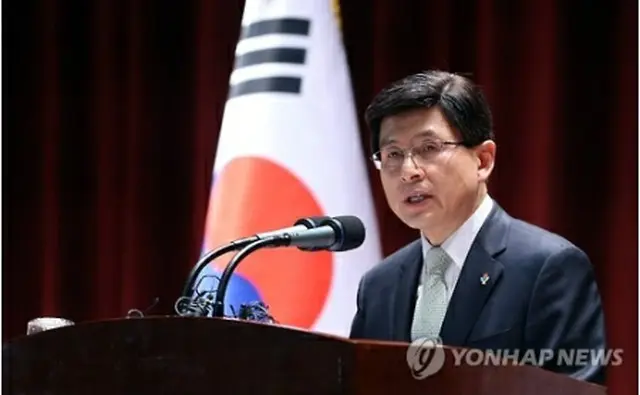 法務部長官の離任式で演説する黄氏＝１８日、果川（聯合ニュース）