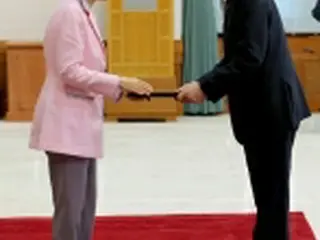 黄教安新首相に任命状授与＝朴大統領