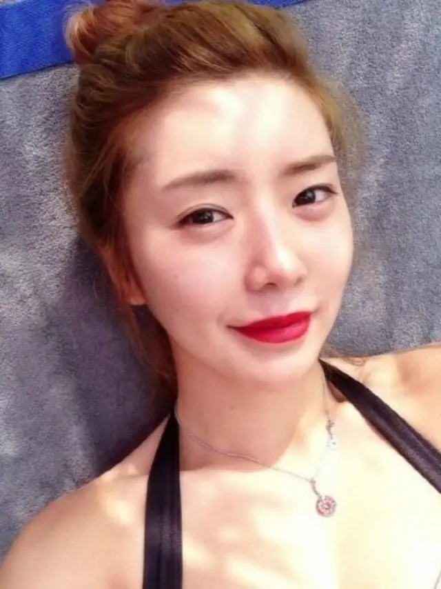 韓国のプロゴルファー、アン・シネ（24）が韓国女子オープンを首位でスタートした。そんな中、彼女の水着姿が話題となっている。（提供:OSEN）