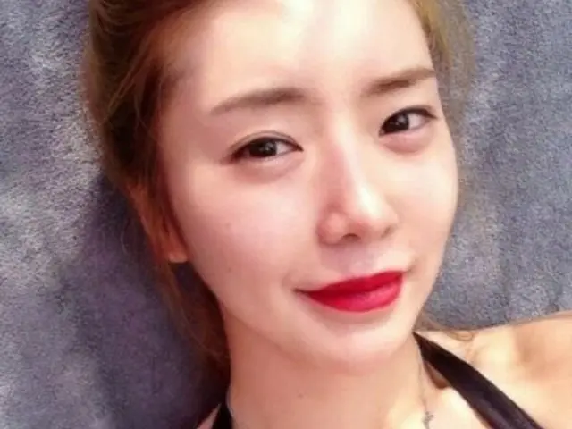 韓国のプロゴルファー、アン・シネ（24）が韓国女子オープンを首位でスタートした。そんな中、彼女の水着姿が話題となっている。（提供:OSEN）
