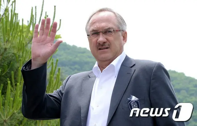 ウリ・シュティーリケ大韓民国サッカー代表監督（60）が家族と共に休息を取るため、ドイツに向かった。