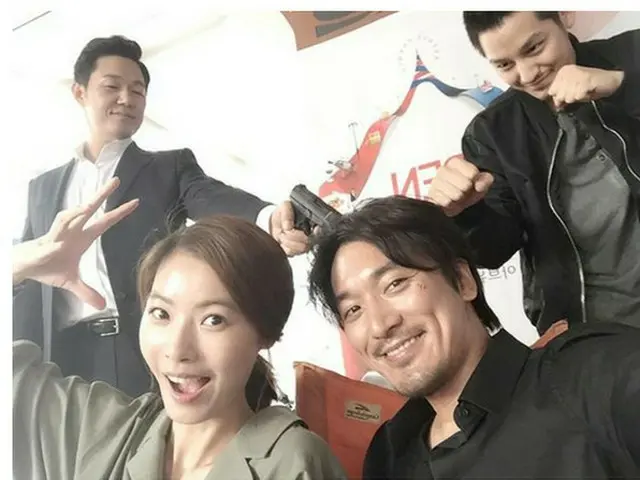 韓国女優ユン・ソイがtvN月火ドラマ「身分を隠せ」の現場で撮った遊び心満載の写真を公開した。（提供:OSEN）