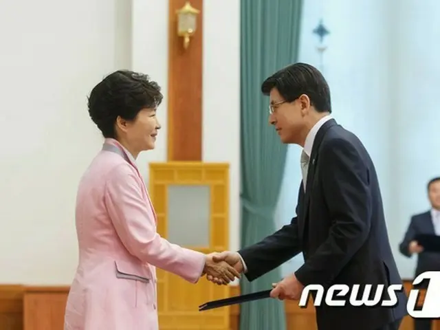 韓国の朴大統領は18日、前日就任した韓国の黄教安新首相に「前部署の力量を総動員して、中東呼吸器症候群（MERS/マーズ）の早期終息に努めてほしい」と依頼した。