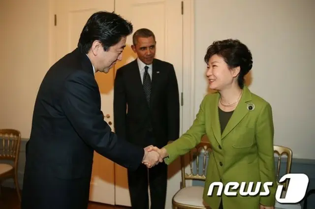 安倍晋三首相と朴槿惠（パク・クネ）大統領は22日、東京とソウルでおこなわれる日韓国交正常化50周年行事にそれぞれ交差参加する。