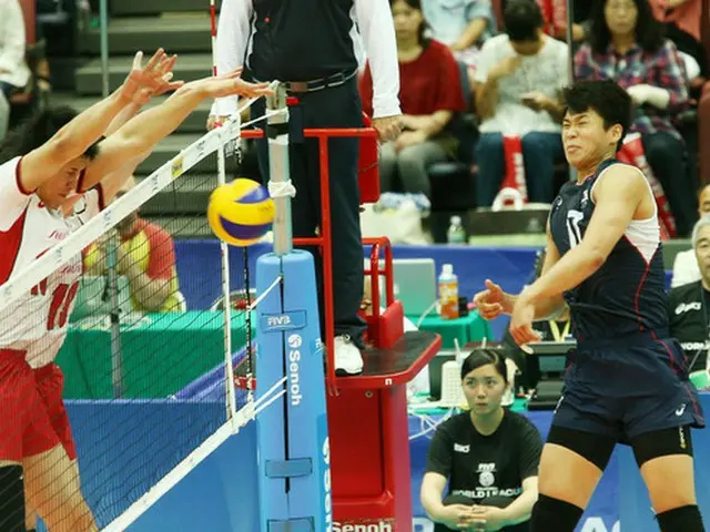 ムン・ヨングァン監督率いる韓国男子バレーボール代表チームは、2015ワールドリーグ国際選手権大会で、”宿敵”日本を相手に無気力といえる試合を展開し、2試合連続で敗戦を喫した。