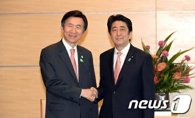 日本を訪問中の尹炳世 韓国外交部長官は22日、安倍首相と会い、「ことしを新たな日韓関係の元年となるよう、心から期待する」との朴槿恵大統領からのメッセージを伝えた。