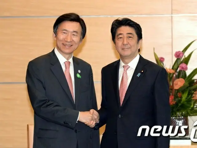 日本を訪問中の尹炳世 韓国外交部長官は22日、安倍首相と会い、「ことしを新たな日韓関係の元年となるよう、心から期待する」との朴槿恵大統領からのメッセージを伝えた。