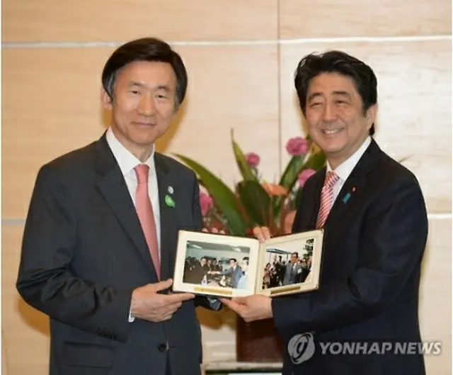 安倍首相（右）に父・晋太郎氏の写真を贈呈する尹長官（外交部提供）＝（聯合ニュース）