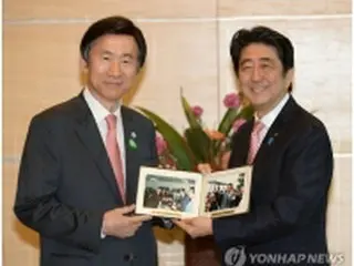 韓国長官　安倍首相に父・晋太郎氏の写真贈呈