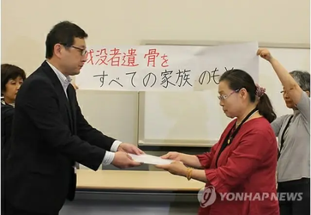 厚生労働省当局者に要望書を手渡す李代表（右から２人目）＝２２日、東京（聯合ニュース）