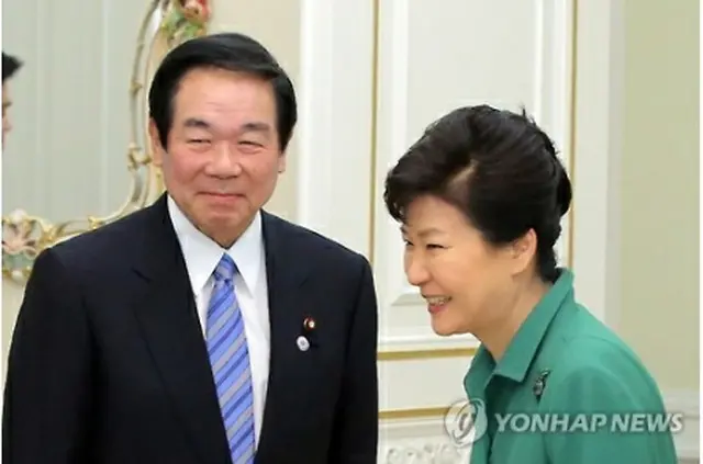 朴大統領（右）を表敬訪問した額賀氏＝２２日、ソウル（聯合ニュース）
