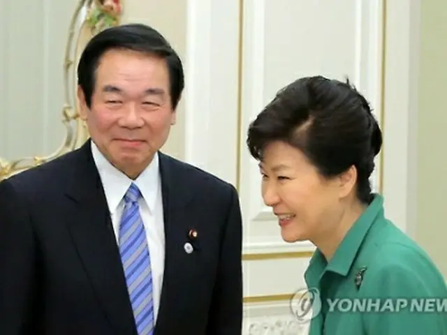 朴大統領（右）を表敬訪問した額賀氏＝２２日、ソウル（聯合ニュース）