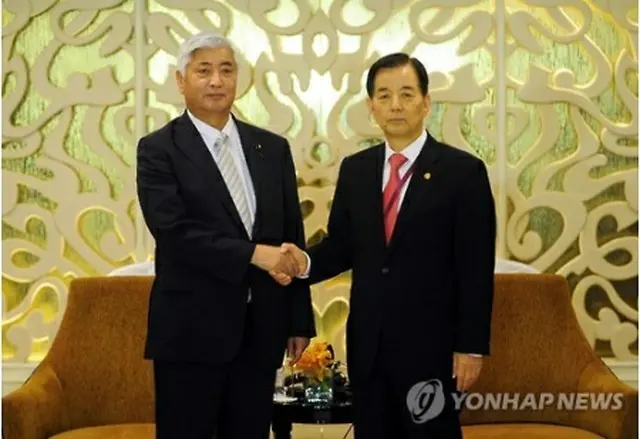先月会談した韓長官（右）と日本の中谷防衛相＝（聯合ニュース）
