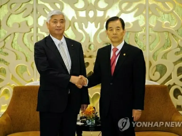 先月会談した韓長官（右）と日本の中谷防衛相＝（聯合ニュース）