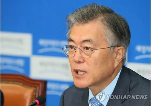 朴大統領の対日外交を批判する文氏＝２４日、ソウル（聯合ニュース）