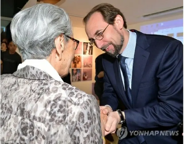 慰安婦被害者と握手するゼイド・フセイン氏＝２４日、ソウル（聯合ニュース）
