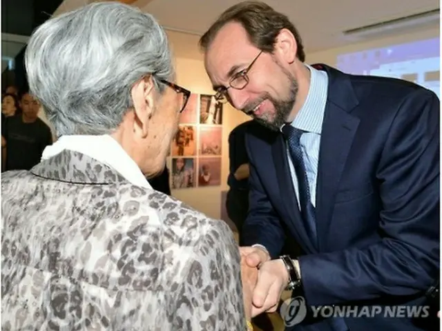 慰安婦被害者と握手するゼイド・フセイン氏＝２４日、ソウル（聯合ニュース）
