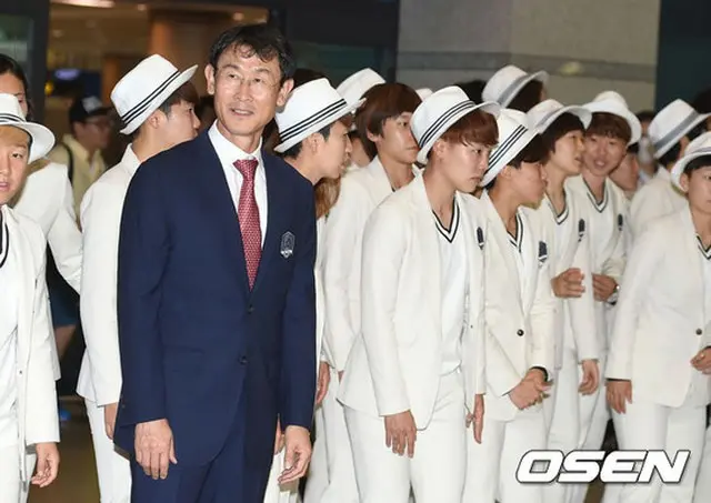 韓国女子サッカー史上、W杯での「初勝利」と「16強進出」を同時に成し遂げたユン・ドクヨ監督が24日、選手団と共に韓国へ帰国し、記者会見に臨んだ。