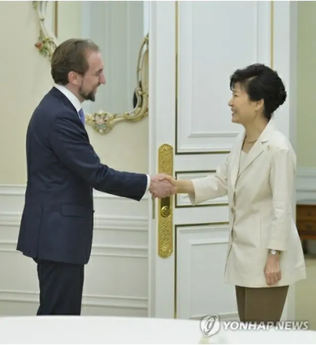 国連のゼイド・フセイン人権高等弁務官（左）と握手する朴槿恵大統領＝２５日、ソウル（聯合ニュース）