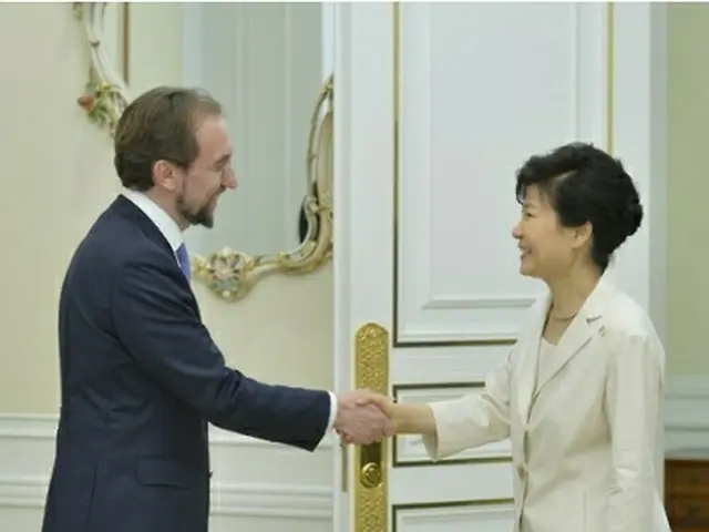 国連のゼイド・フセイン人権高等弁務官（左）と握手する朴槿恵大統領＝２５日、ソウル（聯合ニュース）