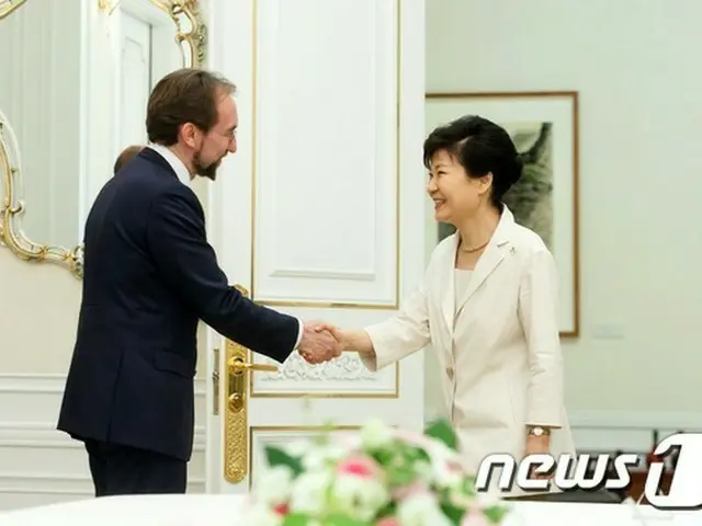 韓国の朴槿恵大統領は25日、慰安婦問題に関して「生涯、苦痛を伴って生きてきた元慰安婦の女性たちが生きていらっしゃる間に名誉と尊厳を回復することが大事だ」と述べた。（提供:news1）
