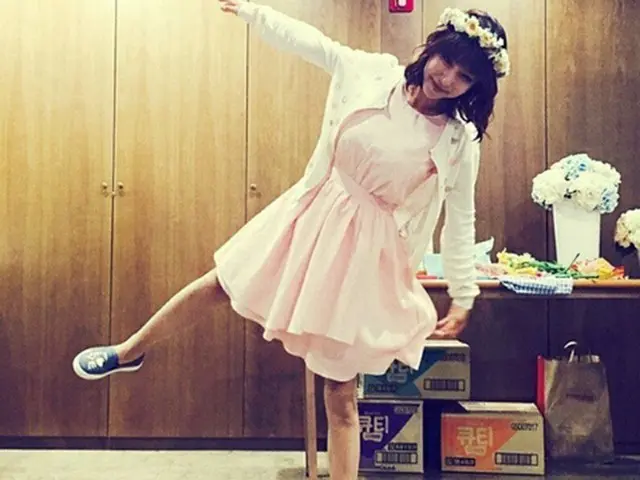韓国の元祖スーパーガールズグループ「S.E.S.」の元メンバー、シュー（33）が花冠を付けた可愛らしい画像を公開し、注目を集めている。（提供:OSEN）