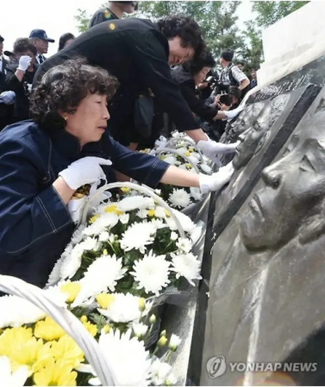 第２延坪海戦犠牲者の死を悼む遺族ら＝２９日、平沢（聯合ニュース）