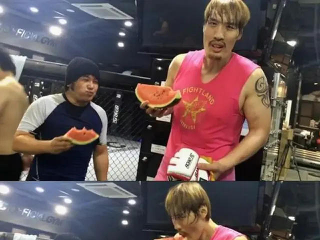 韓国芸能人キム・ボソンとチェ・ホンマンが公開スパーリングをおこなった。2人は訓練後、スイカを食べながら楽しい時間を過ごした。(提供:OSEN)