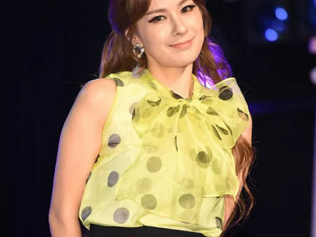 韓国歌手チェヨン（36）が「自宅に積まれた後輩アイドルのCDを売ろうと思った」と激白した。