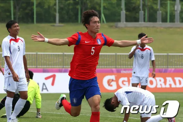 韓国・光州（クァンジュ）で開かれる夏季ユニバーシアード大会で優勝を夢見る韓国の男子・女子サッカーチームが、並んで初戦勝利を飾った。