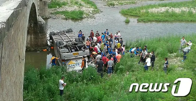 韓国・釜山市は、中国でのバス転落事故で死亡した釜山市庁所属のキム・テホン事務官（55）に対し、1階級の特別昇進を検討中だと3日、明らかにした。