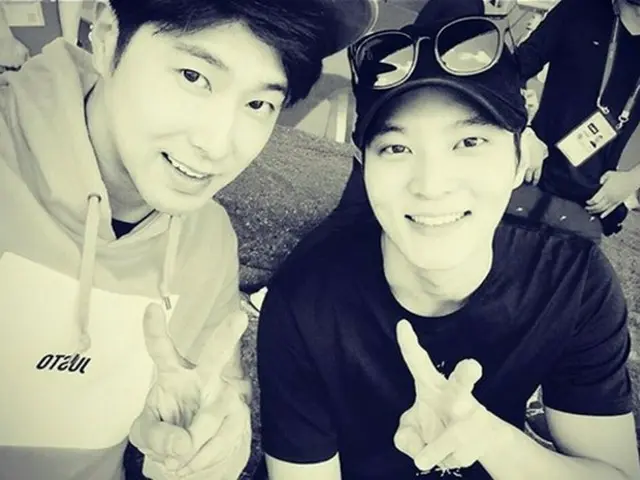 韓国アイドルグループ「東方神起」ユンホ(29)と俳優チュウォン(27)のツーショットが公開された。(提供:news1)