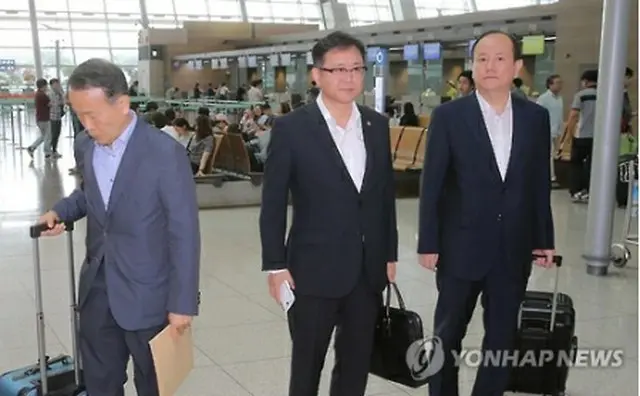 崔斗永・地方行政研修院長（左端）＝（聯合ニュース）