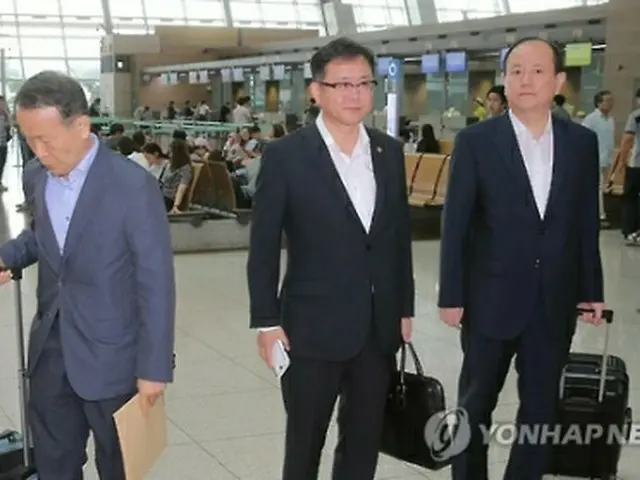 崔斗永・地方行政研修院長（左端）＝（聯合ニュース）