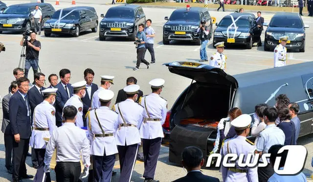 去る1日、中国で研修をおこなっていた韓国の地方公務員らを乗せたバスが転落事故を起こし、10人が帰らぬ人となった。この10人が無言の帰国となった6日、空港全体が沈痛な雰囲気に包まれた。