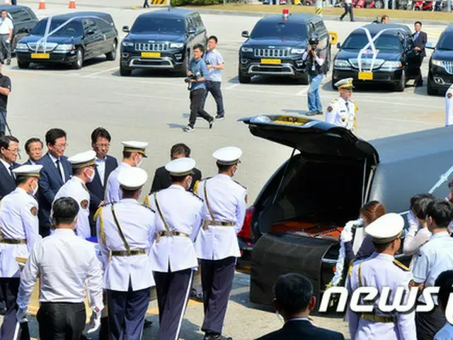 去る1日、中国で研修をおこなっていた韓国の地方公務員らを乗せたバスが転落事故を起こし、10人が帰らぬ人となった。この10人が無言の帰国となった6日、空港全体が沈痛な雰囲気に包まれた。