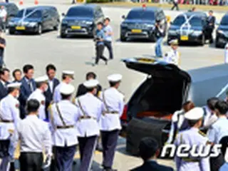 ＜中国バス転落事故＞死亡した韓国人公務員10人が無言の帰国…空港に嗚咽こだます
