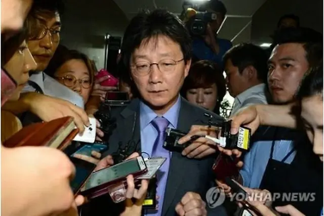 記者団に質問に答える劉氏＝７日、ソウル（聯合ニュース）