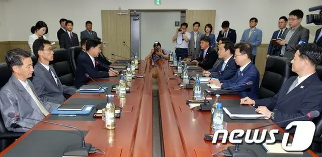 北朝鮮が開城公団の賃金など労働規定問題に関して、韓国側が提議した開城公団共同委員会の開催に応じてきたという。（写真は昨年の第5回会議の様子 / 提供:news1）