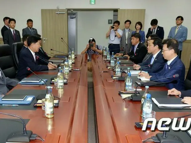 北朝鮮が開城公団の賃金など労働規定問題に関して、韓国側が提議した開城公団共同委員会の開催に応じてきたという。（写真は昨年の第5回会議の様子 / 提供:news1）