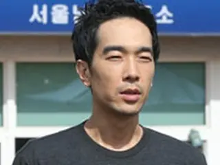”性犯罪”の服役終えて出所した歌手コ・ヨンウク、足首に装着義務の「電子足輪」とは？