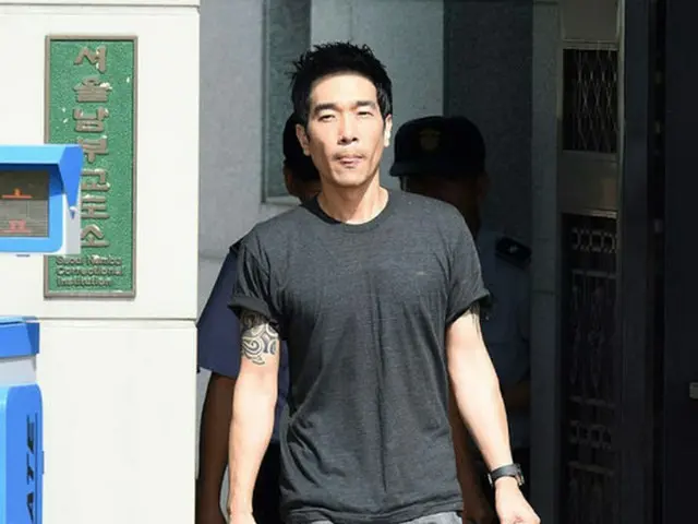 韓国混声グループ「Roo’Ra（ルーラ）」の元メンバーで歌手のコ・ヨンウク（39）が電子足輪と個人情報開示に加え、児童青少年関連の業種に関して、今後10年間の就職制限を受ける生活を送ることになった。