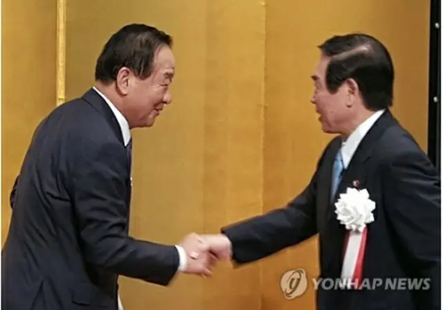 額賀福志郎会長（右）と握手を交わす徐清源会長（徐清源議員室提供）＝１０日、東京（聯合ニュース）
