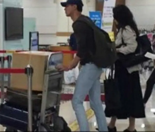 俳優チョ・インソンと女優コ・ヒョンジョンの日本の空港での様子が話題になっている。（提供:news1）
