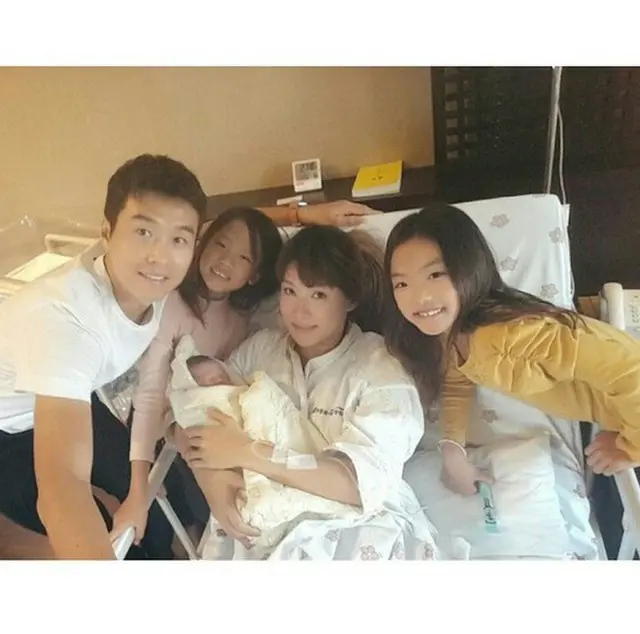 韓国のサッカー選手イ・ドングクが妻、娘たちと一緒に撮った写真で注目を集めている。（提供:news1）