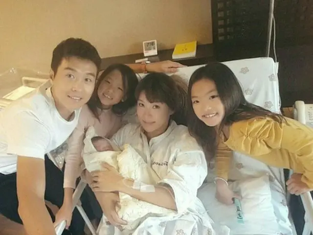 韓国のサッカー選手イ・ドングクが妻、娘たちと一緒に撮った写真で注目を集めている。（提供:news1）